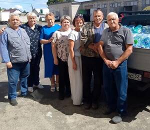 В Жуковке сотрудники отдела соцзащиты передали бойцам СВО 380 бутылок питьевой воды