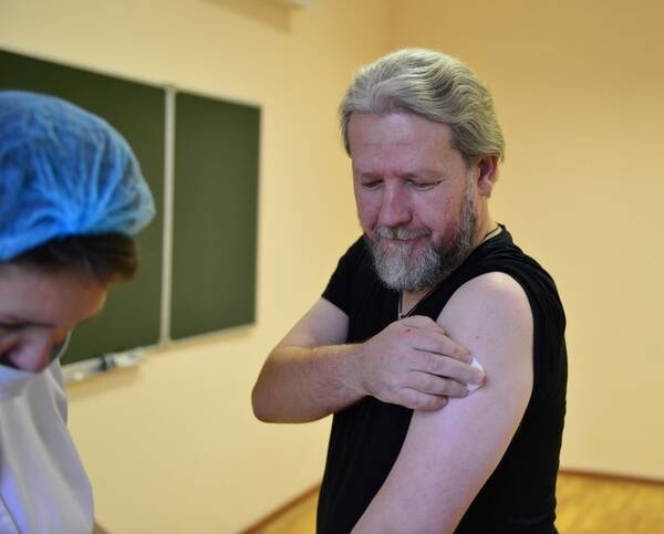 В Брянске священнослужители приняли участие в массовой вакцинации