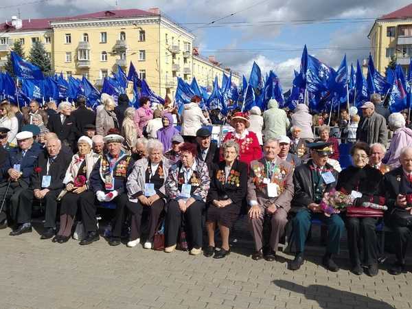 В Брянске на площади Партизан прошёл митинг ко Дню города