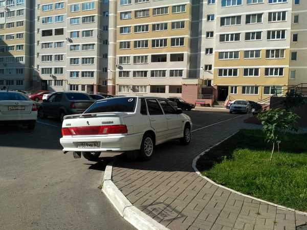 В Брянске автохам перекрыл тротуар на улице Бежицкой