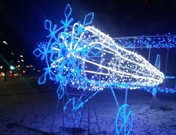 В Брянске на Авиационной подростки украли светящегося снеговика