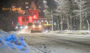 Брянские коммунальщики расширяют проезжую часть перед ожидаемым снегопадом