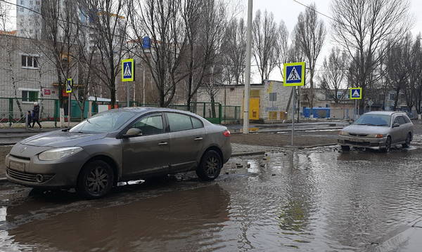 В Брянске размыло дорогу возле озера в Московском микрорайоне