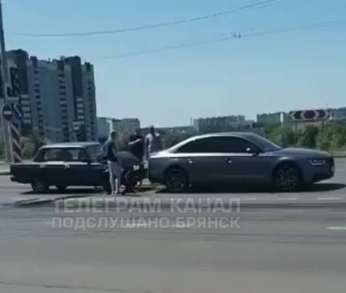 В Брянске возле дворца единоборств столкнулись 2 легковушки | 07.06.2023 |  Брянск - БезФормата