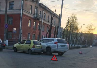 В Брянске на улице Институтской столкнулись две легковушки