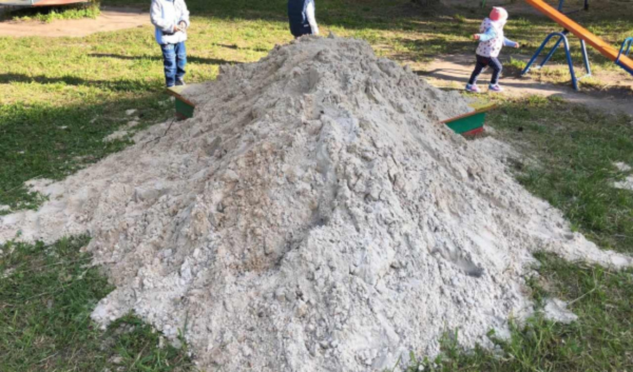 В Кокино «добрые» коммунальщики испортили детскую песочницу