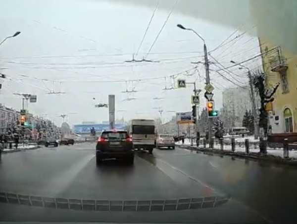 В Брянске сняли на видео проезд микроавтобуса на красный свет