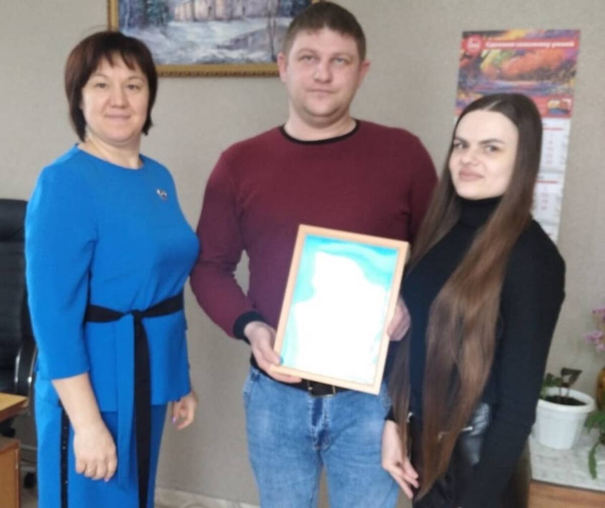 Семье из Комаричского района вручили сертификат на приобретение жилья