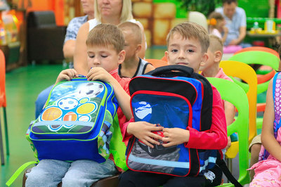 В Брянске детям из малоимущих семей подарили портфели и карандаши 
