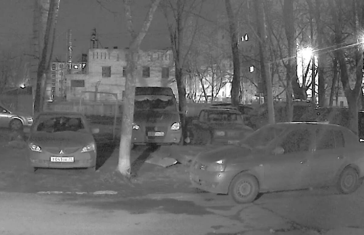 В Брянске заметили «сливальщиков бензина» на улице Камозина
