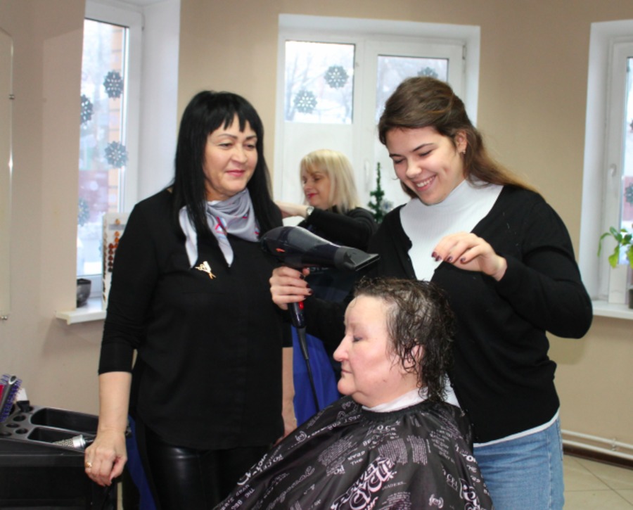 В Брянске пенсионеркам бесплатно сделали модные причёски