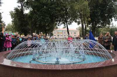 Сквер в центре Стародуба украсили туи и новый фонтан 