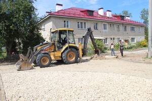 В п. Локоть Брасовского района проводят благоустройство большой дворовой территории