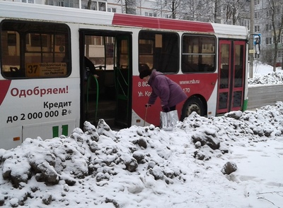 В Брянске чиновники всю зиму чистили остановку-призрак