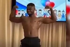 В Брянске парень из Уганды станцевал в одних трусах перед студентами университета