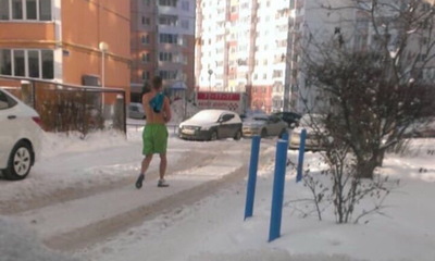«Жаркий парень»: по зимнему Брянску гуляет почти голый спортсмен