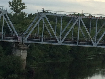 В Брянске подростки делают опасные селфи на железнодорожном мосту