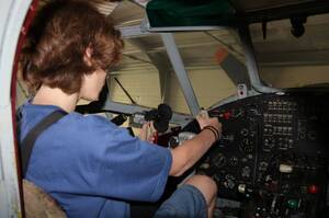 Брянские школьники почувствовали себя пилотами на аэродроме «Бежица»