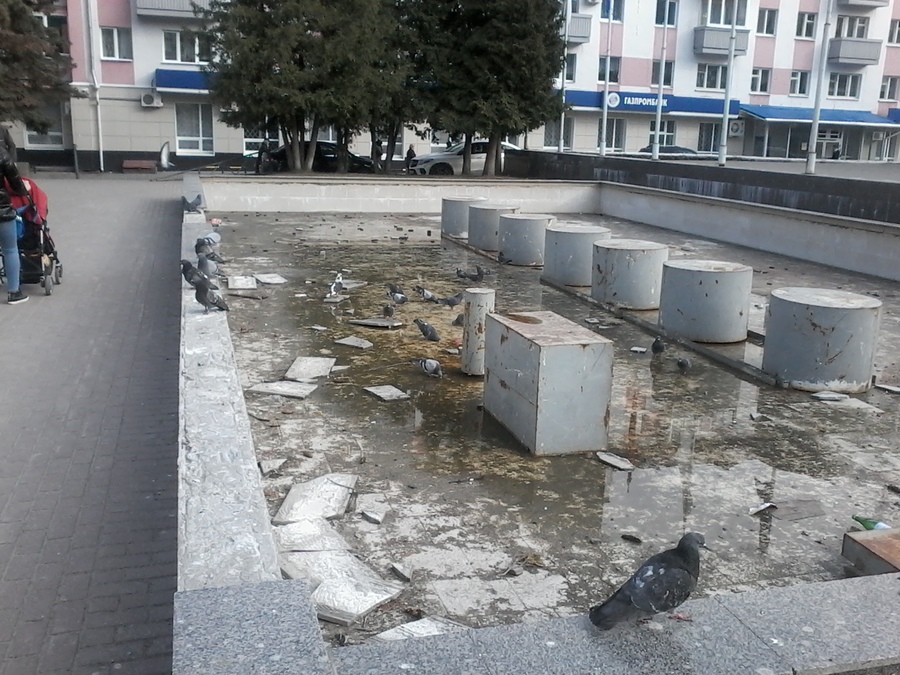 В Брянске на площади Партизан разрушается фонтан