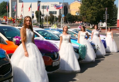 В Клинцах прошёл благотворительный показ свадебных платьев