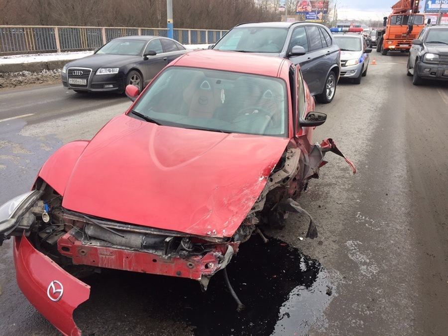  В Брянске 22-летний водитель протаранил два автомобиля на проспекте