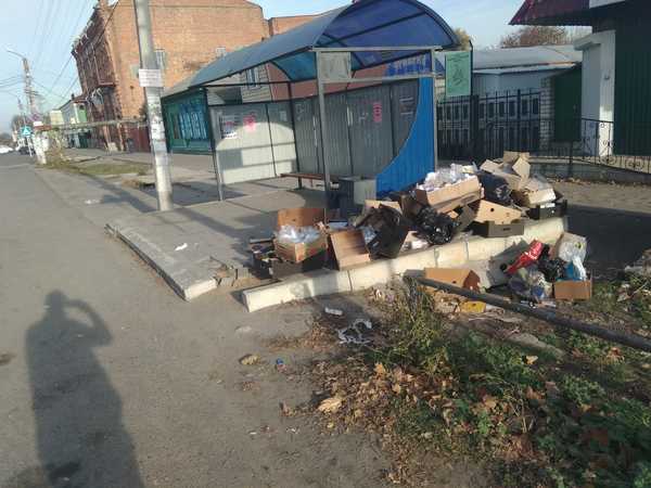 В Новозыбкове сотрудники магазина засыпали мусором остановку