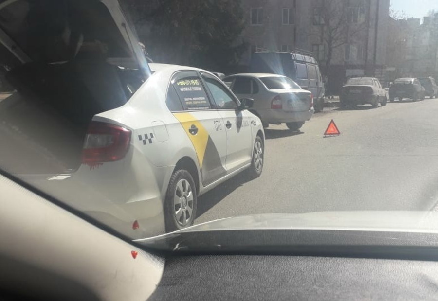 В Брянске на улице Фокина столкнулись «Яндекс.Такси» и легковушка 