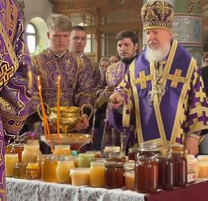 Брянский митрополит Александр окропил святой водой мёд нового урожая