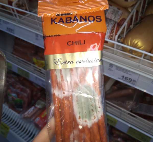 Жителя Клинцов в супермаркете возмутили мясные вкусняшки с плесенью