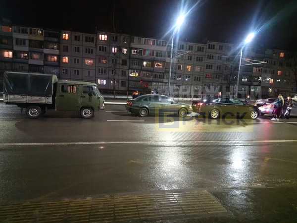 В Брянске на улице Авиационной произошло массовое ДТП