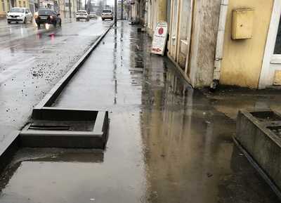 В Брянске на Калинина пешеходы рискуют оказаться в грязи