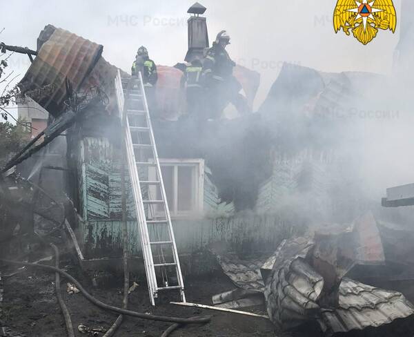 В Брянске потушили горящий жилой дом  в Фокинском районе
