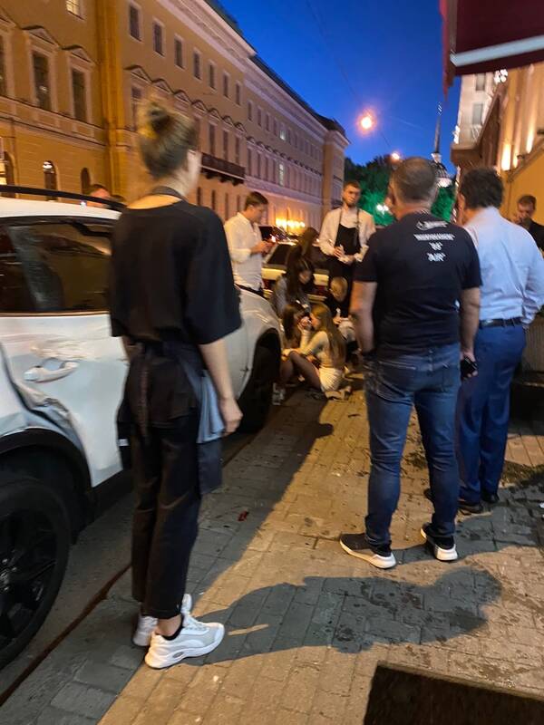 В Петербурге испуганная салютом лошадь чуть не затоптала людей у Исаакиевской площади