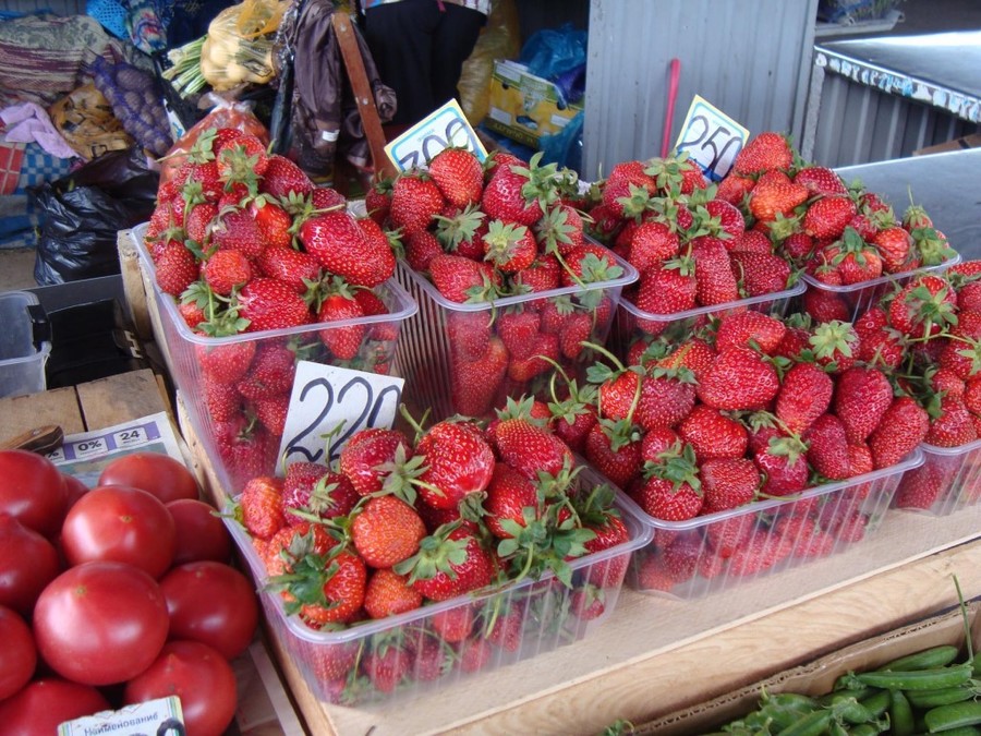 Брянские рынки заполонили опасные ягоды