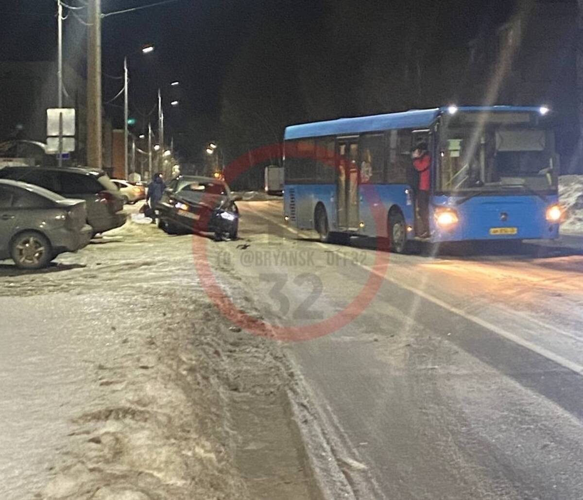 Под Брянском возле «Снежки» синий автобус угодил в ДТП