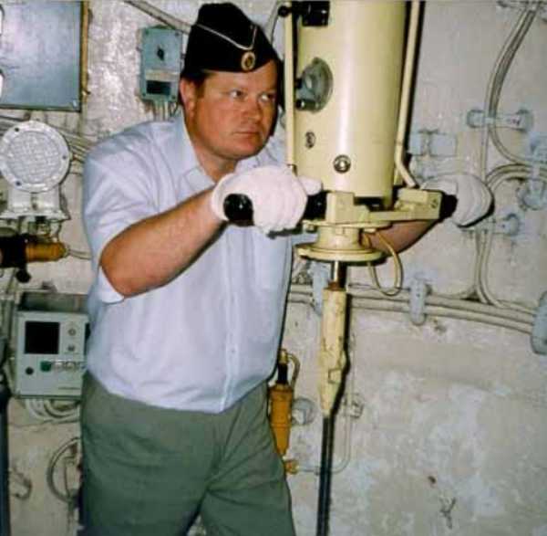 Молодой чиновник Лучкин при посещении подводной лодки 