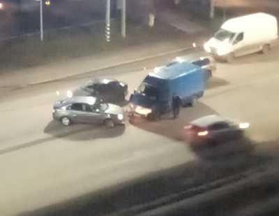 В Московском микрорайоне Брянска столкнулись легковушка и микроавтобус
