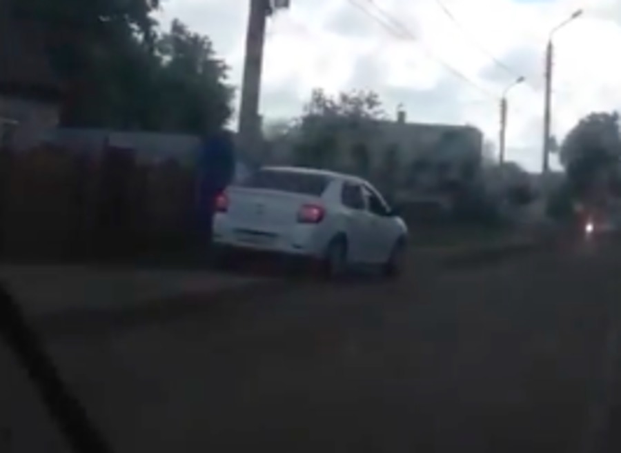 В Брянске сняли на видео трижды обнаглевшего автохама