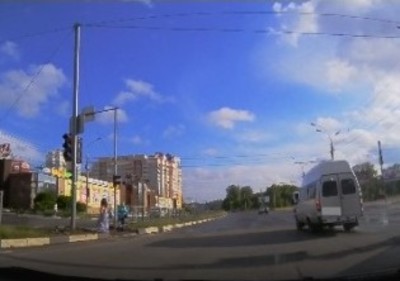 В Брянске маршрутчика по видео наказали за проезд на «красный»