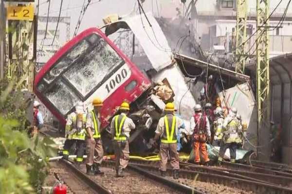 Не менее 30 человек пострадали при столкновении поезда с грузовиком в Японии
