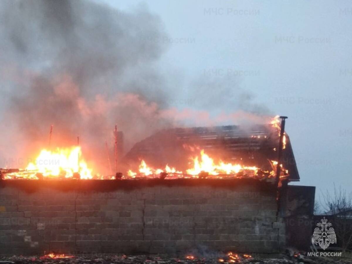 В Навлинском районе огонь уничтожил дом и гараж