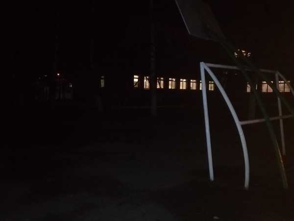 В Брянске спортивную площадку школы №55 захватили алкаши