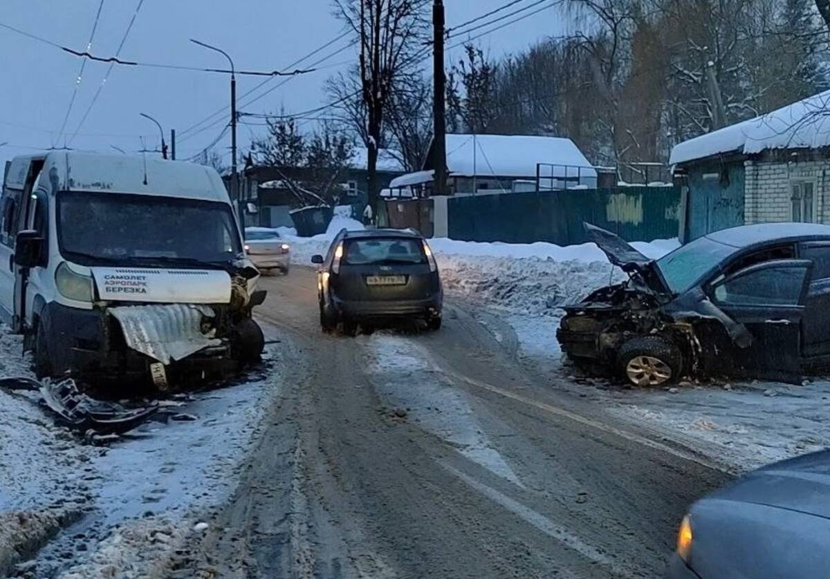 ДТП с маршруткой в Брянске устроил пьяный 27-летний водитель иномарки |  17.12.2023 | Брянск - БезФормата