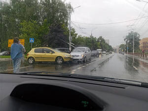 На Дуки в Брянске не разъехались две легковушки