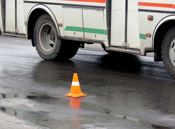 В Бытоши идущий по дороге 28-летний парень попал под автобус