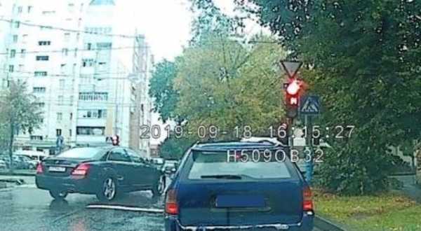 В Брянске из-за видео в соцсети водитель «Мерседеса» лишился 800 рублей