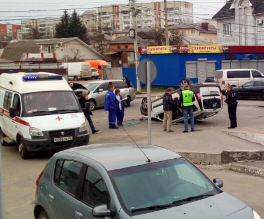 В Брянске возле ТРЦ «БУМ сити» перевернулась легковушка «Лада Ларгус»