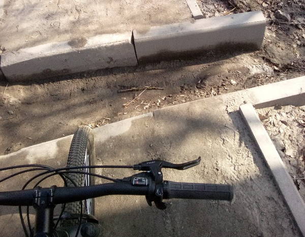В Брянске велосипедиста удивил новый тротуар возле вокзала