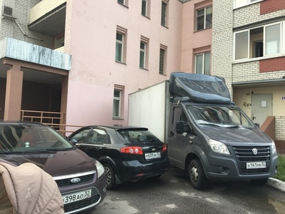 В Брянске грузовик заблокировал людей в подъезде дома