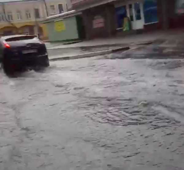 В Брянске после мощного ливня затопило улицу Калинина